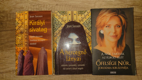2 k�nyv Jean Sassont�l aj�nd�kk�nyvvel Jord�nia kir�lyn�j�nek toll�b�l: Kir�lyi sivatag, A hercegn� f�tyla + A n�k tartj�k az �gbolt fel�t