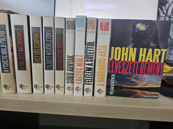 10db Vilgsikerek, KNYVMENT AJNLAT: A halott hasonms+ A fekete hold folyi+ Ketts csapda+ Tiltott ksrletek+ Ragadozk kztt+ Sr rnyak+ Fagyos mlt+ Flelem a stttl+ A Hadrianus-akta+ Elveszett remny