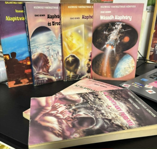 Isaac Asimov: Alap�tv�ny k�nyvcsomag (5m� 6 k�tetben) Az Alap�tv�ny tril�gia (1. Alap�tv�ny - 2. Alap�tv�ny �s Birodalom - 3. M�sodik Alap�tv�ny) + Az Alap�tv�ny pereme 1-2. + Alap�tv�ny �s F�ld