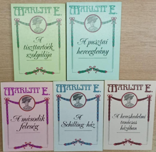 5 db Marlitt E. k�tet: A tiszttart��k szolg�l�ja - A pusztai hercegle�nyx - A m�sodik feles�g - A Schilling-h�z - A kereskedelmi tan�csos h�z�ban