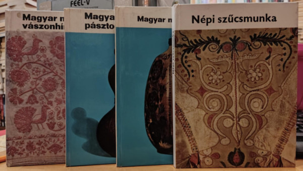 4 db magyar npmvszet: Magyar npi kermia (1.); Magyar psztorfaragsok (5.); Magyar npi vszonhmzsek (8.); Npi szcsmunka (9.)