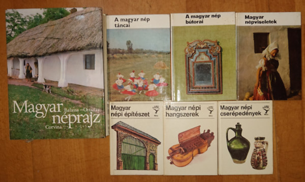 7 db a magyar bpi mvszettel, nprajzzal foglalkoz kiadvny: Magyar nprajz, A magyar np tncai, A magyar np btorai, Magyar npviseletek, Magyar npi ptszet, Magyar npi hangszerek, Magyar npi cserpednyek