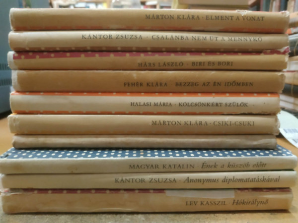 10 pettyes k�nyvek: Le�nyfurfang; �nek a k�sz�b el�tt; Anonymus diplomatat�sk�val; H�kir�lyn�; Elment a vonat; Csal�nba nem �t a mennyk�; Biri �s Bori; Bezzeg az �n id�mben; K�lcs�nk�rt sz�l�k; Csiki-Csuki