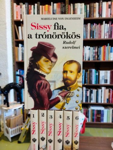 Ingenheim Marieluise von - Sissy csomag 7 darabos KÖNYVMENTŐ AJÁNLAT: Egy kislányból császárné lesz, Egy szív és egy korona, Egy császárné naplójából, Az álmok kastélya , A korona fekete gyémántja, Már csak az emlékek, Sissy fia, a tr