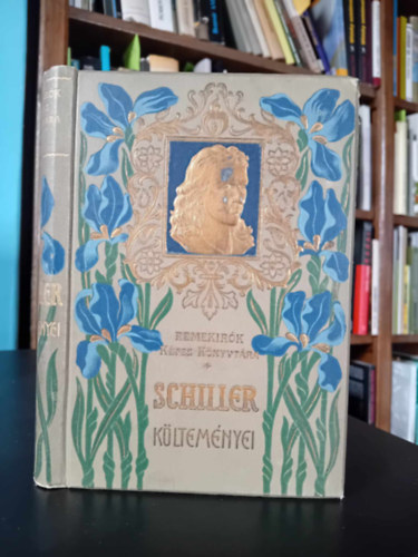 Schiller kltemnyei    - Aranyozott, sznezett kiadi egsz vszonkts, Magyar s klfldi mvszek fekete-fehr egsz oldalas rajzaival illusztrlva. Sajt kppel