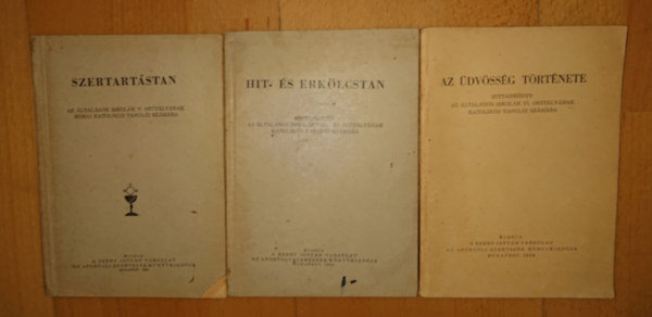 3 katolikus hittel �sszef�gg� kiadv�ny az 1960-as �vek k�rny�k�r�l: Szertart�stan, Hit-, �s erk�lcstan, Az �dv�ss�g t�rt�nete