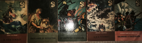 5db m� a Delfin k�nyvek sorozatb�l - Kalandok a kal�zhaj�n, S.O.S Titanic!, Az erd�nt�li veszedelem, Barlang a szigeten, A k�k sir�ly