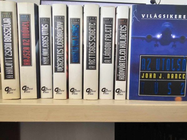 John J. Nance - John J. Nance knyvcsomag (9 db knyv) / Vilgsikerek (A halott zseni bosszja, Hajsza az idvel, Klnleges utas, Vgzetes lgrvny, Az utols tsz, Vakt villans, A rettegs szigete, A lngok felett, Knyrtelen kldets)