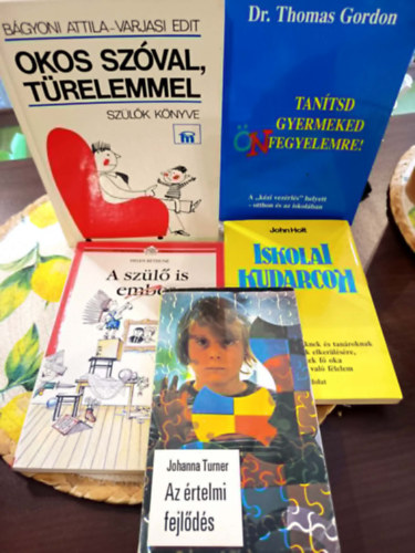 Pedag�gia k�nyvcsomag 5 darabos K�NYVMENT� AJ�NLAT: Az �rtelmi fejl�d�s, Iskolai kudarcok, A sz�l� is ember, Okos sz�val, t�relemmel, Tan�tsd Gyermeked �nfegyelemre