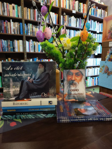 Osho k�nyvcsomag 7 darabos K�NYVMENT� AJ�NLAT: Gyere, k�vess hozz�d II.,Gyere, k�vess hozz�d I.,  A Hal�l - a k�pzelt ellens�g, F�rfiak k�nyve, B�tors�g, Az �let miszt�riumai, B�rmit v�laszthatsz