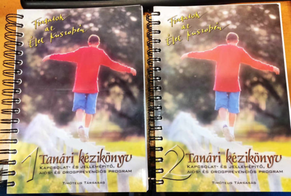 Fiatalok az �let k�sz�b�n, tan�ri k�zik�nyv 1-2.: Kapcsolat- �s jellem�p�t�, AIDS- �s drogprevenci�s program (Tim�teus T�rsas�g)