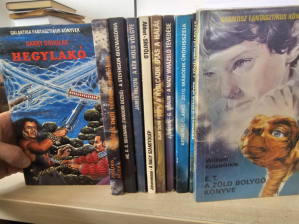 10sb sci-fi, KNYVMENT AJNLAT: Hegylak+ A holtak nem vetnek rnykot+ A Stevenson-biozmagra+ A kk hold vlgye+ A nagy szmtgp- Skfld+ A nyolcadik utas a hall+ 2010 Msodik rodisszeia+ A nagy varzsl tvedse+ A tk