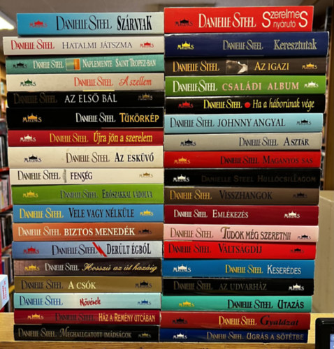 36 db Danielle Steel k�tet: Sz�rnyak, Hatalmi j�tszma, Naplemente Saint Tropez-ban, A szellem, Az els� b�l, T�k�rk�p, �jra j�n a szerelem, Az esk�v�, Fens�g, Er�szakkal v�dolva, Vele vagy n�lk�le, Biztos mened�k, Der�lt �gb�l, Ho
