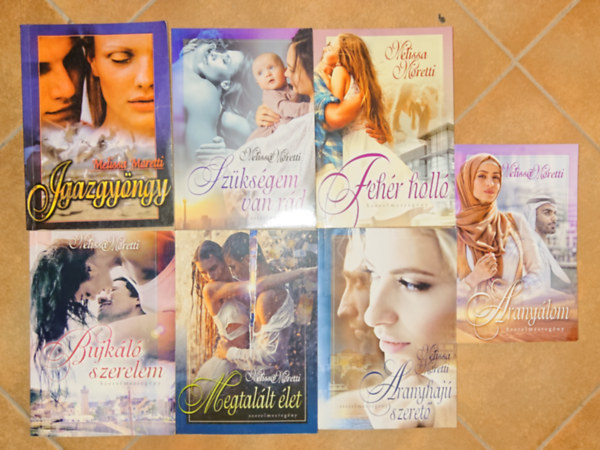 Melissa Moretti - 7 regény Melissa Morettitől: Aranyálom, Aranyhajú szerető, Megtalált élet, Bujkáló szerelem, Fehér holló, Szükségem van rád, Igazgyöngy