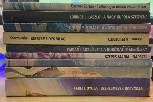 9db kozmosz fantasztikus k�nyv magyar �r�k m�veivel