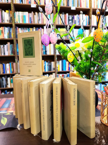 A Magyar Irodalom Gy�ngyszemei k�nyvcsomag 10 darabos K�NYVMENT� AJ�NLAT: AranyJ�nos v�logatott versei, Term� �kes �g, No� vesszeje, V�ci Mih�ly v�logatott versei, Federico Garcia Lorca v�logatott versei, Szimf�nia, Koncert - Versek a