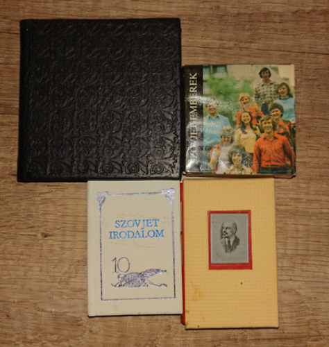 3 minik�nyv a szovjet id�sszakb�l aj�nd�k n�met nyelv� minik�nyvvel: Szovjet irodalom, Szovjet emberek, Lenin (k�tnyelv�) + Lenin und Prag