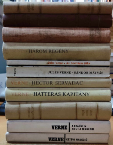 12 db Verne: Nemo kapitny; szak, Dl ellen; A lngban ll szigettenger; A bgum 500 millija/Hdt Robur/A vilg ura; Az aclvros titka; Sndor Mtys; Hector Servadac; Grant kapitny gyermekei; Hatteras kapitny; a Franklin k