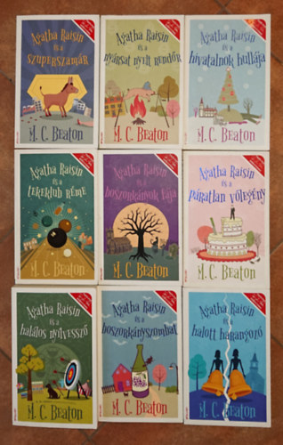 9 k�tet M. C. Beaton Agatha Raisin-sorozat�b�l (az �sszes c�m a le�r�sban olvashat�): Agatha Raisin �s a szuperszam�r, Agatha Raisin �s a ny�rsat nyelt rend�r, Agatha Raisin �s a hivatalnok hull�ja, Agatha Raisin �s a hal�los ny�lve