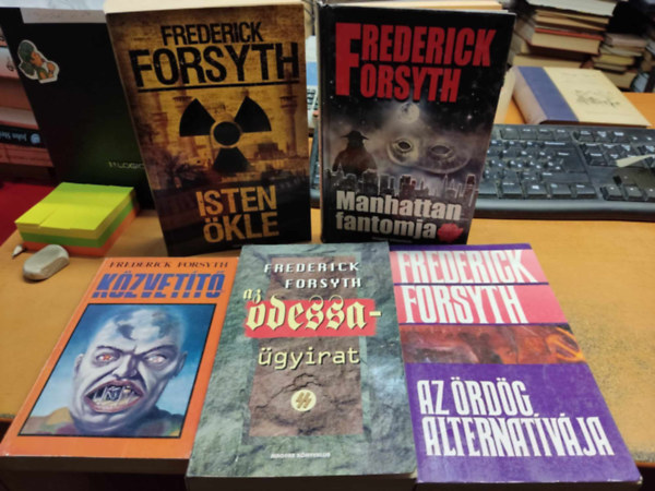 5 db Frederick Forsyth: Isten kle + Kzvett + Manhattan fantomja + Az Odessa-gyirat + Az rdg alternatvja