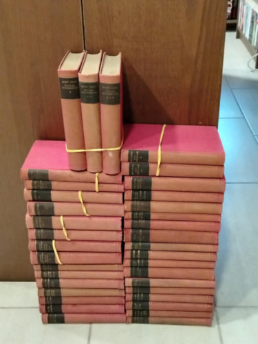 K�NYVMENT� AJ�NLAT, 29 DB. Aranyk�nyvt�r sorozat. J�zsef Attila �sszes versei, R�zsa S�ndor a lov�t ugratja, Doktor senki, L�gy j� mindhal�lig, R�zsa S�ndor �sszevonja szem�ld�k�t, A k�sz�v� ember fiai, A Noszty fi� esete T�th