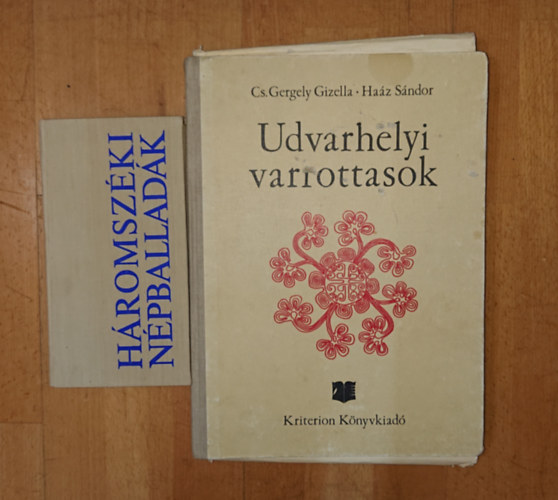Farag� J�zsef  Cs. Gergely G.-Ha�z S. (szerk.) - 2 sz�p ki�ll�t�s� k�nyv az erd�lyi n�pm�v�szetr�l: H�romsz�ki n�pballad�k, Udvarhelyi varrottasok