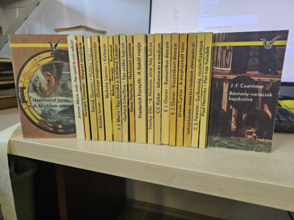 20 db Albatrosz krimi, KNYVMENT AJNLAT: A Madonna-szikla+ Ne nyeld le sz nlkl+ Maigret revolvere+ Hallos hajsza+ felsge magnnyomozja+ Kelepce+ Kamaszok+ Egy jszaka a Scotland Yardon+ Egy szke hajszl+ Helyszni szemle+ A s