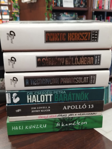 K�NYVMENT� AJ�NLAT, 7 DB. Sz�rakoztat� irodalom. Fekete kereszt (Vil�gsikerek), A s�rk�ny h�l�j�ban, A tizenegyedik parancsolat, Halott bar�tn�k, Apoll� 13, Gyilkos j�rt a kast�lyomban