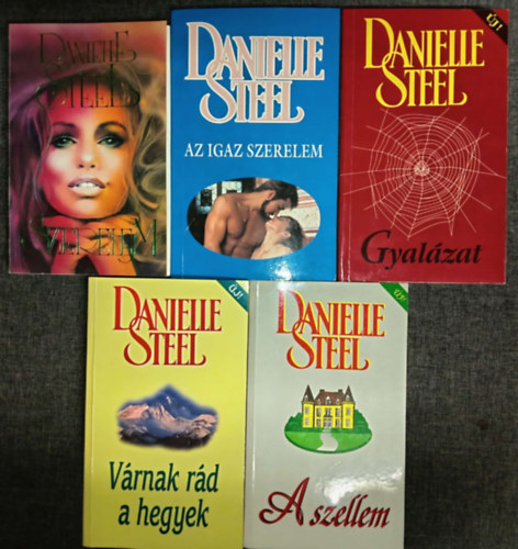 (5db) Danielle Steel romantikus k�nyvcsomag: Szerelem / Igaz szerelem / Gyal�zat / V�rnak r�d a hegyek / A szellem
